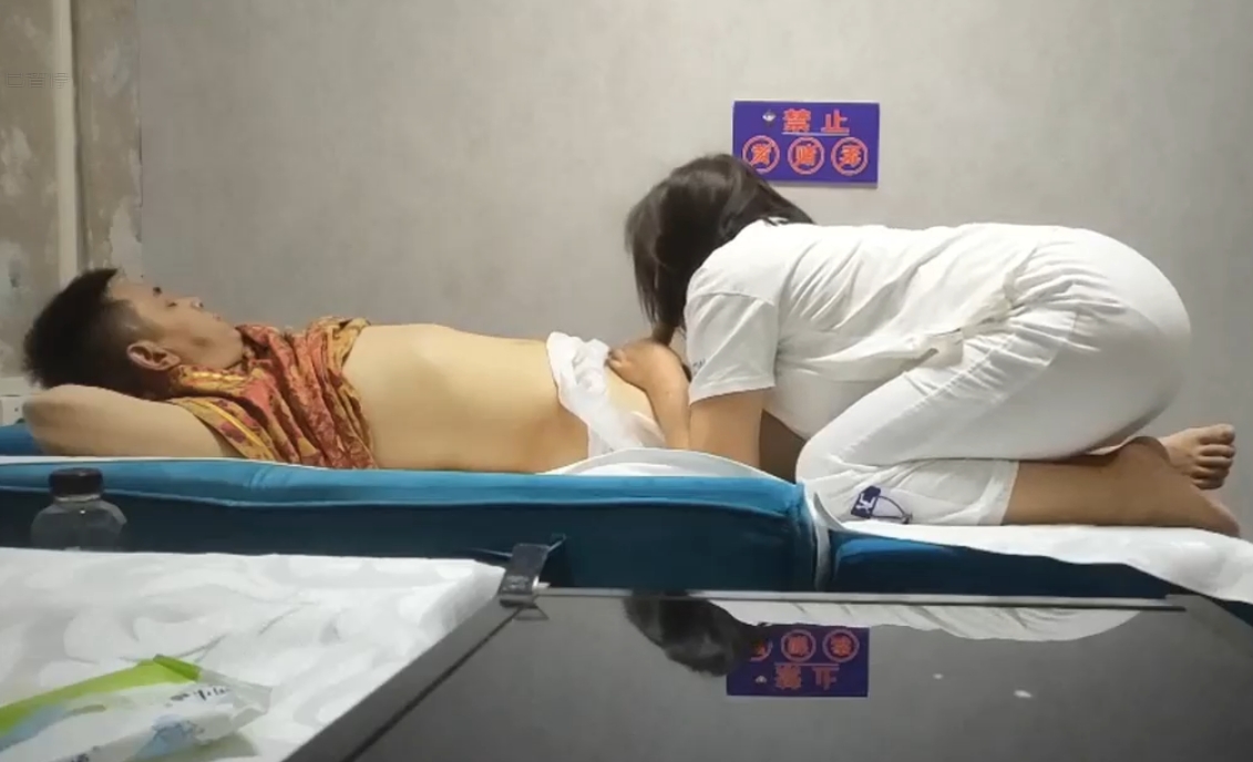 城中村养生馆老板娘偷拍勾引来店按摩操逼的男顾客。