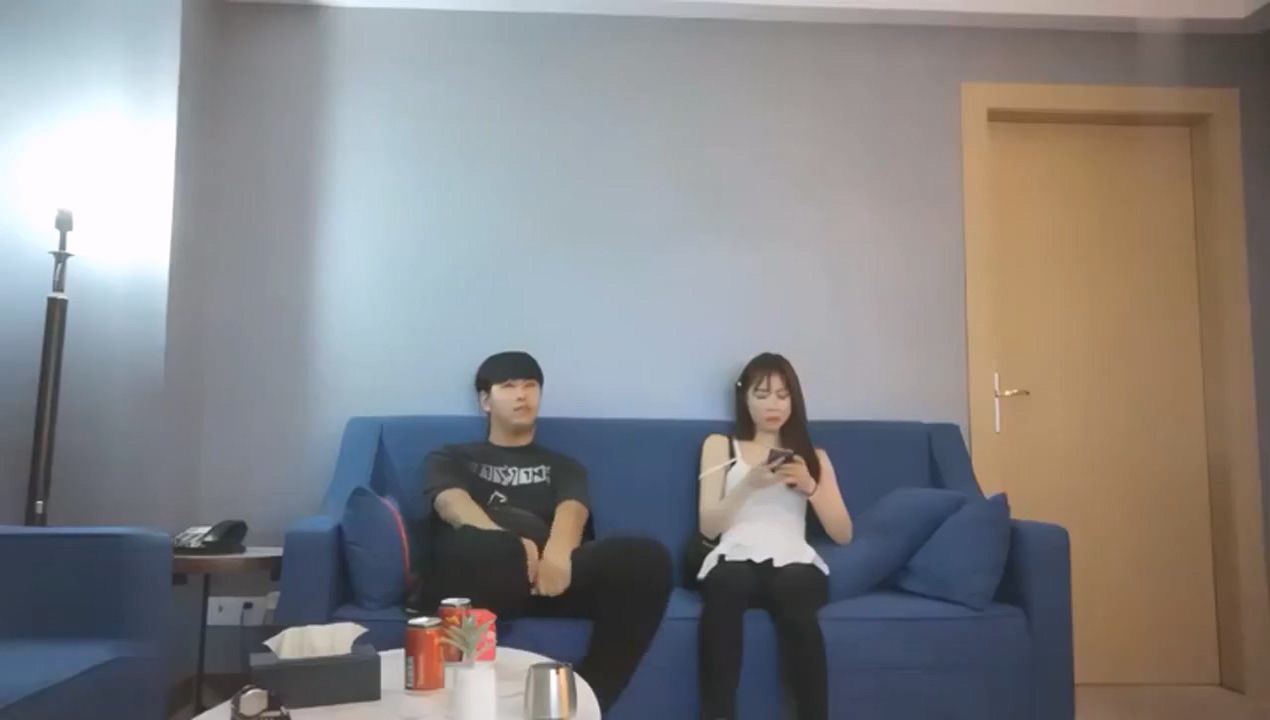 小宝寻花妹子阴道还残留上一个客的味道小宝给舔干净了造成终身阴影