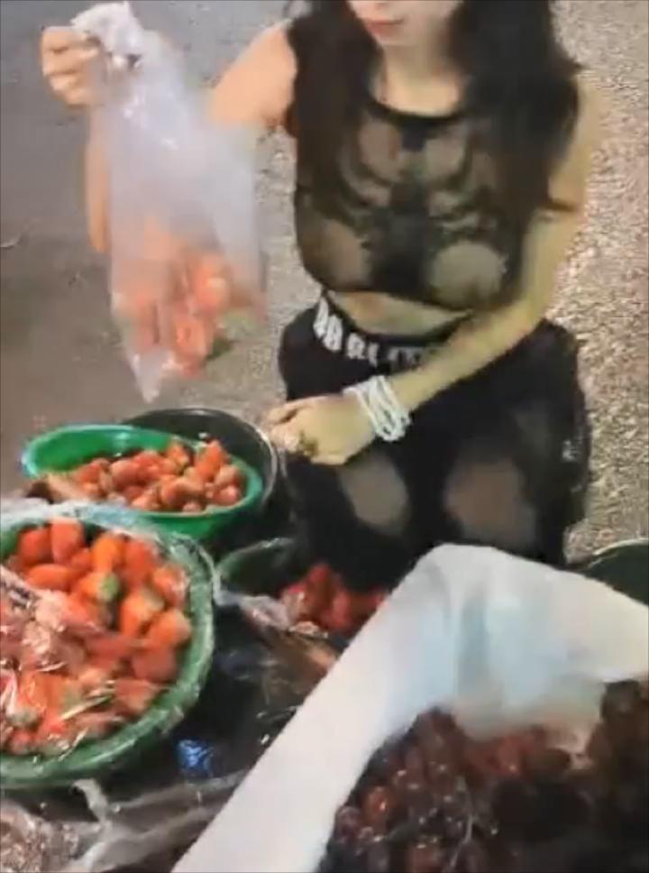 西安大表姐，再次火了，爱车上露出，与竹子捆绑，越摸越难受的骚穴，谁来止痒！