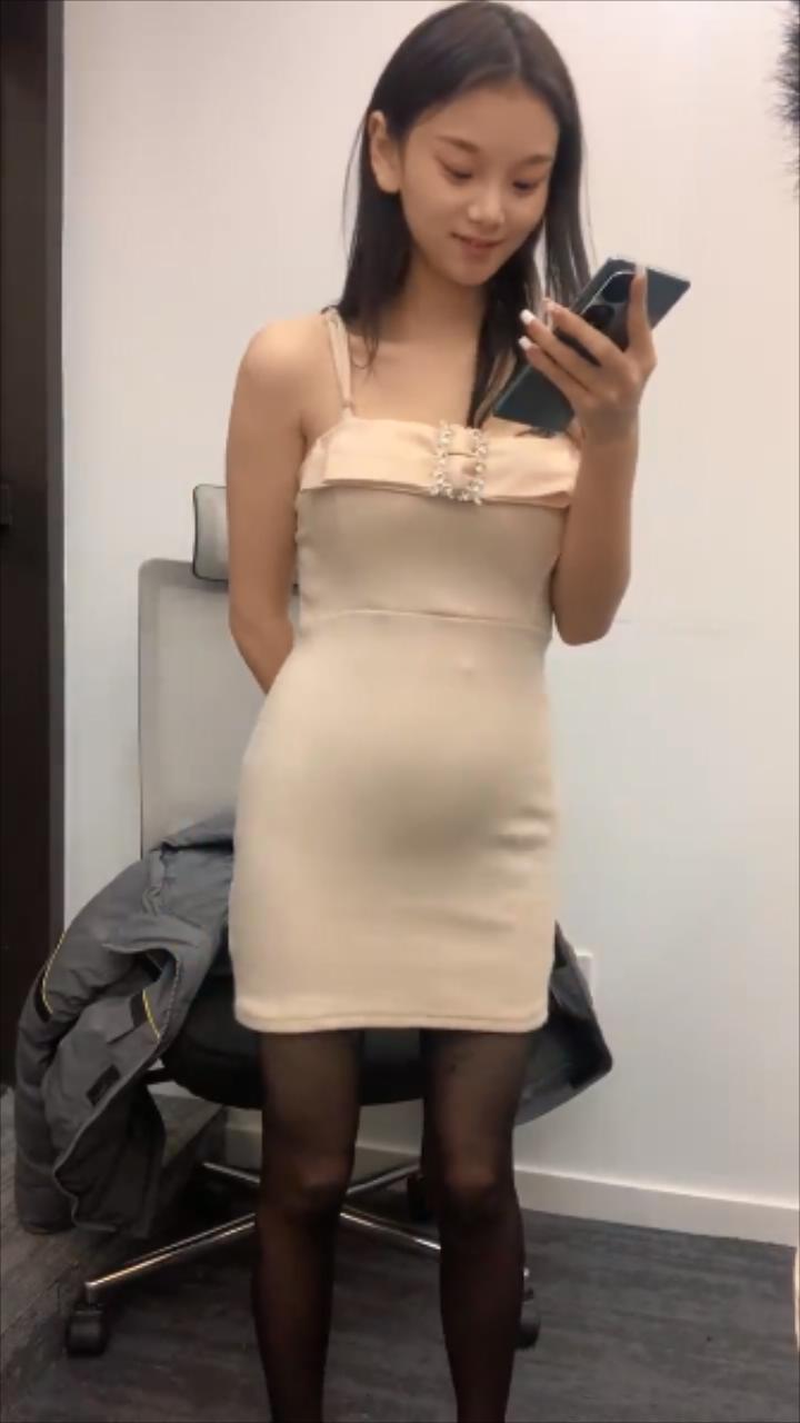 卧槽这个牛逼！刚学会化妆的漂亮18岁可爱萝莉，五官都很尖，黑丝美腿，张开美腿撕破丝袜
