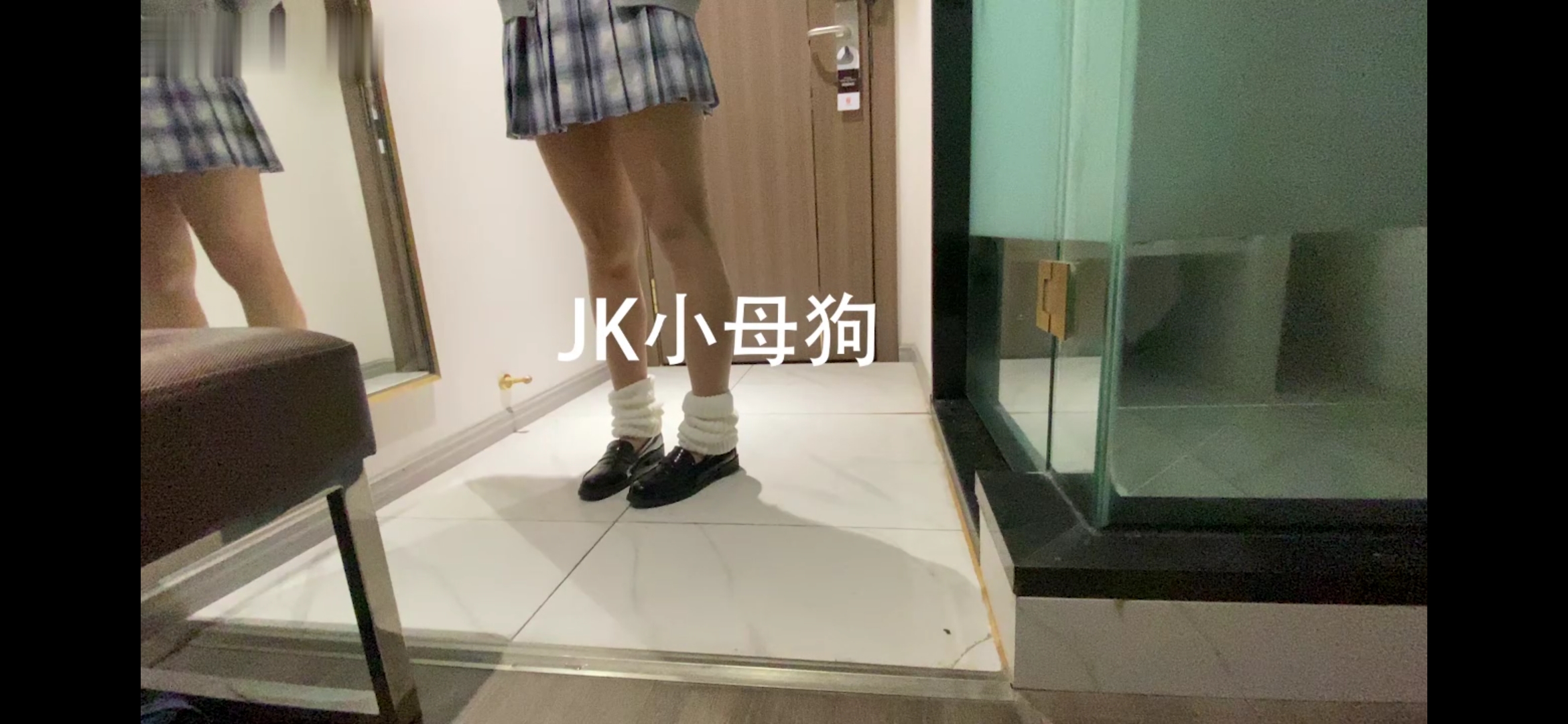 渣男约操穿着JK裙的可爱萌妹，还是一个无毛的粉嫩鲍鱼！
