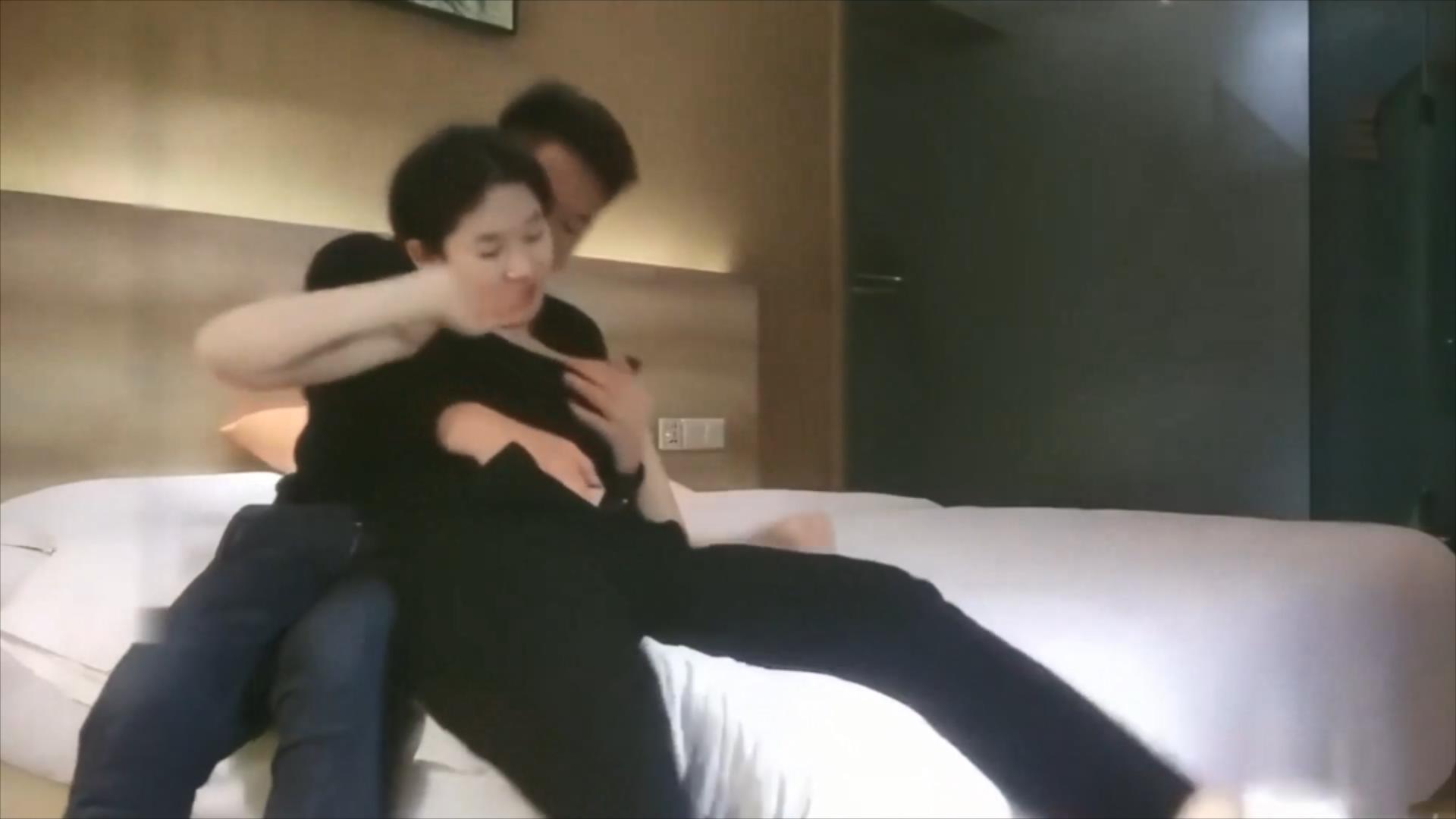 高颜值大奶美女肤白貌美鲍鱼粉嫩 被大叔狠狠输出 浪叫连连 流水了有反应啦 嗯 能不能不戴套 不行