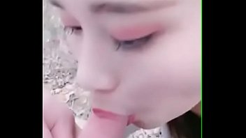 约炮可爱陌生少女户外野战