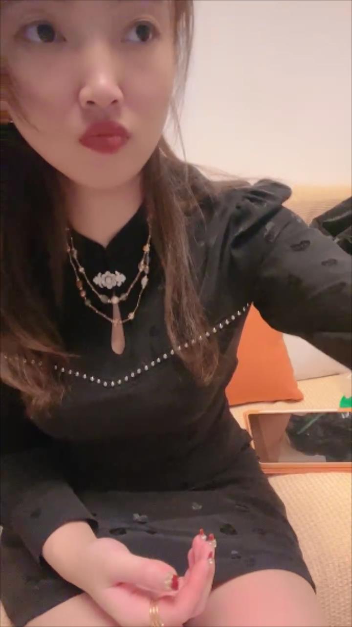 超嫩极品美少妇！吃完饭收费房！脱下衣服柔软柰子，揉捏娇喘呻吟，拿来按摩器震穴