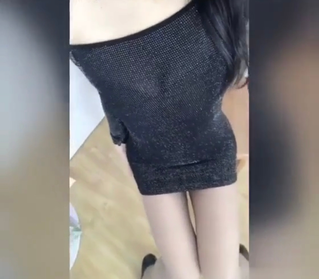 小恩雅极品女神『繁华女王』单人剧情演绎抓住偷闻丝袜的邻居勾引回家脚交坐骑电动假屌搞的自己高潮不断出白