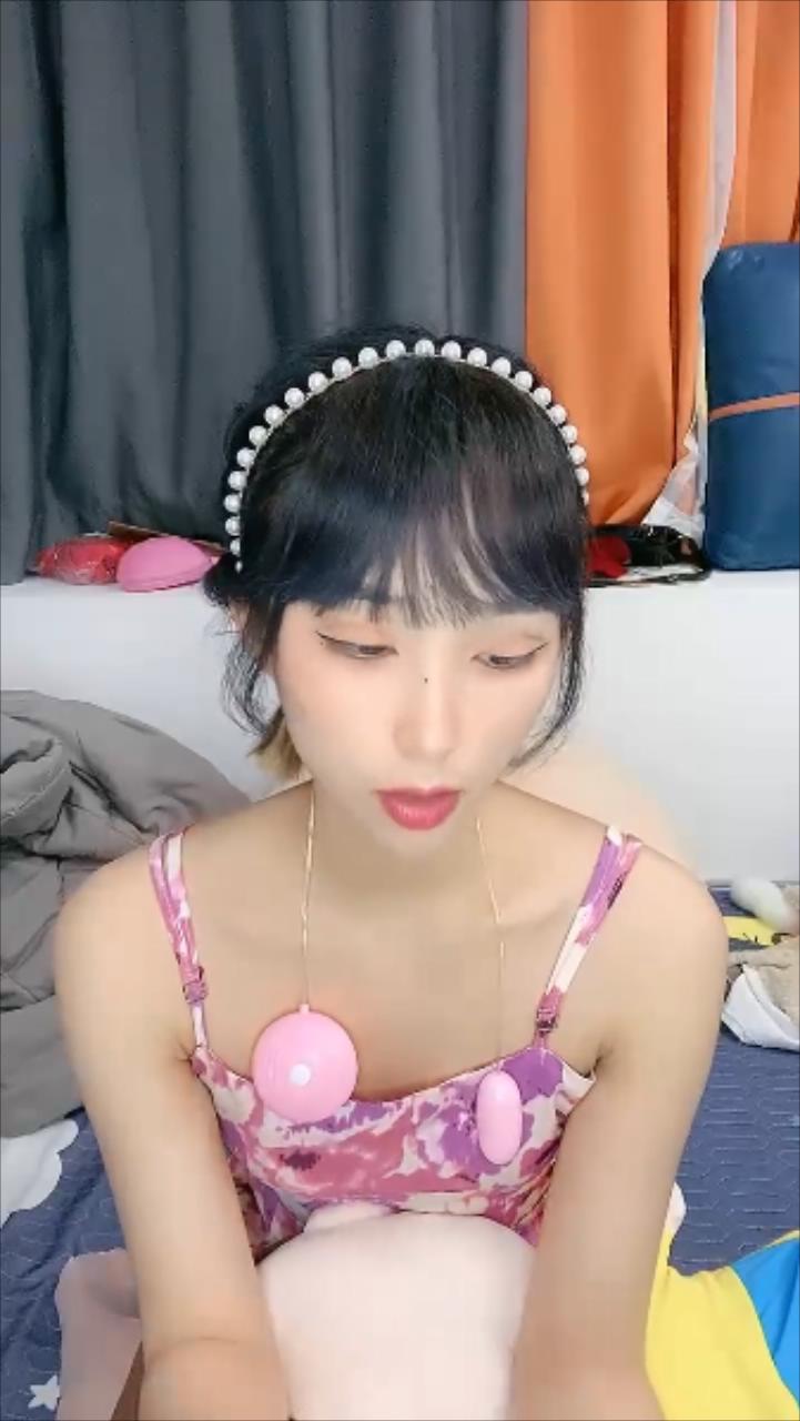 【撸管佳作，绝对精品】性格活泼新人美少女 ！超甜美是个极品 ！换上白丝袜珍珠内裤 ，水晶假屌猛插穴 ，没几下就流出白浆