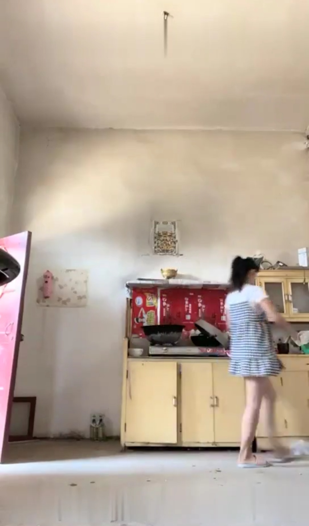 环境简陋姐弟居家乱伦操逼，肥水不留外人田，直唿真会完，舔的弟弟很舒服，掰开姐姐骚穴特写，第一视角猛操