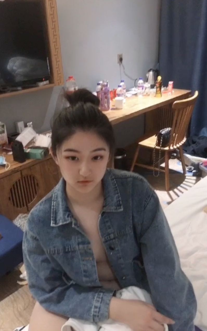 偷情就是刺激 酒店约操有点婴儿肥有男友的美女同事 完美露脸最后颜射