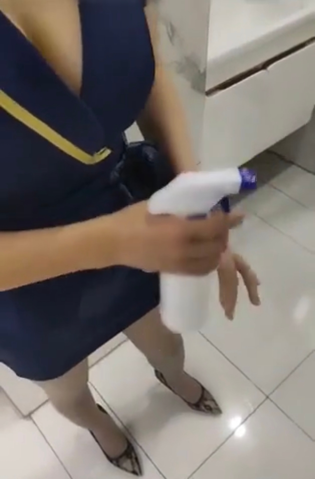 91热门剧情演绎勾搭服务员，巨乳包臀裙骚女来打扫卫生，聊骚搞得很想要，解开内衣一对豪乳，骑坐大屁股套