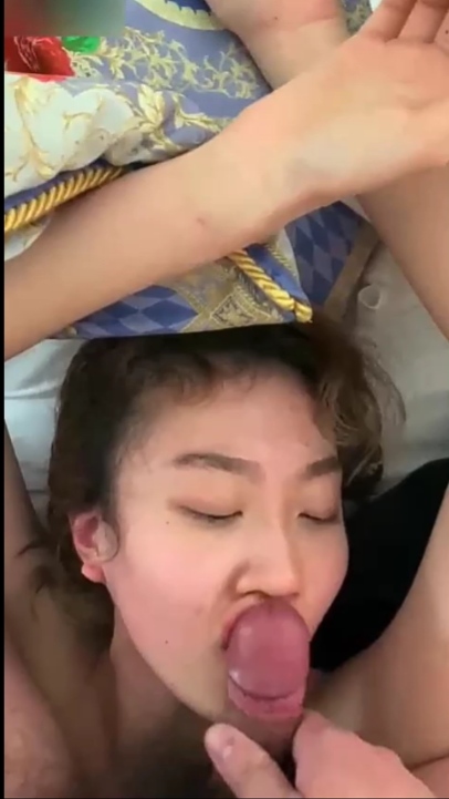 【强奸犯视频资源】，趁邻居妈妈睡着，偷偷强上～最后惊吓醒了!!