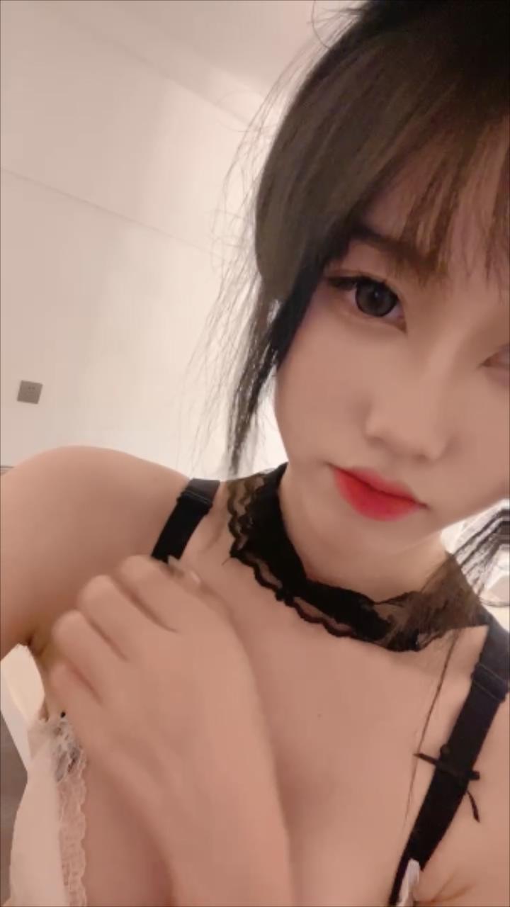 【撸管佳作，绝对精品】超棒身材美乳网红女神！揉捏奶子超粉嫩，脱下内裤特写嫩穴，摇摆扭腰更是诱惑