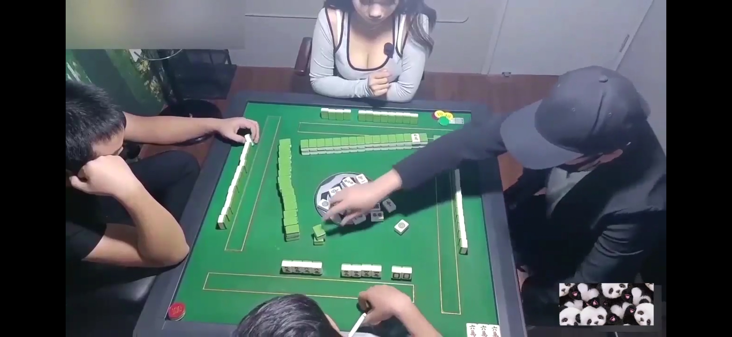 渣男麻将桌上设局，让赌博妹子输了个精光，妹子只好用肉体偿还赌资了。
