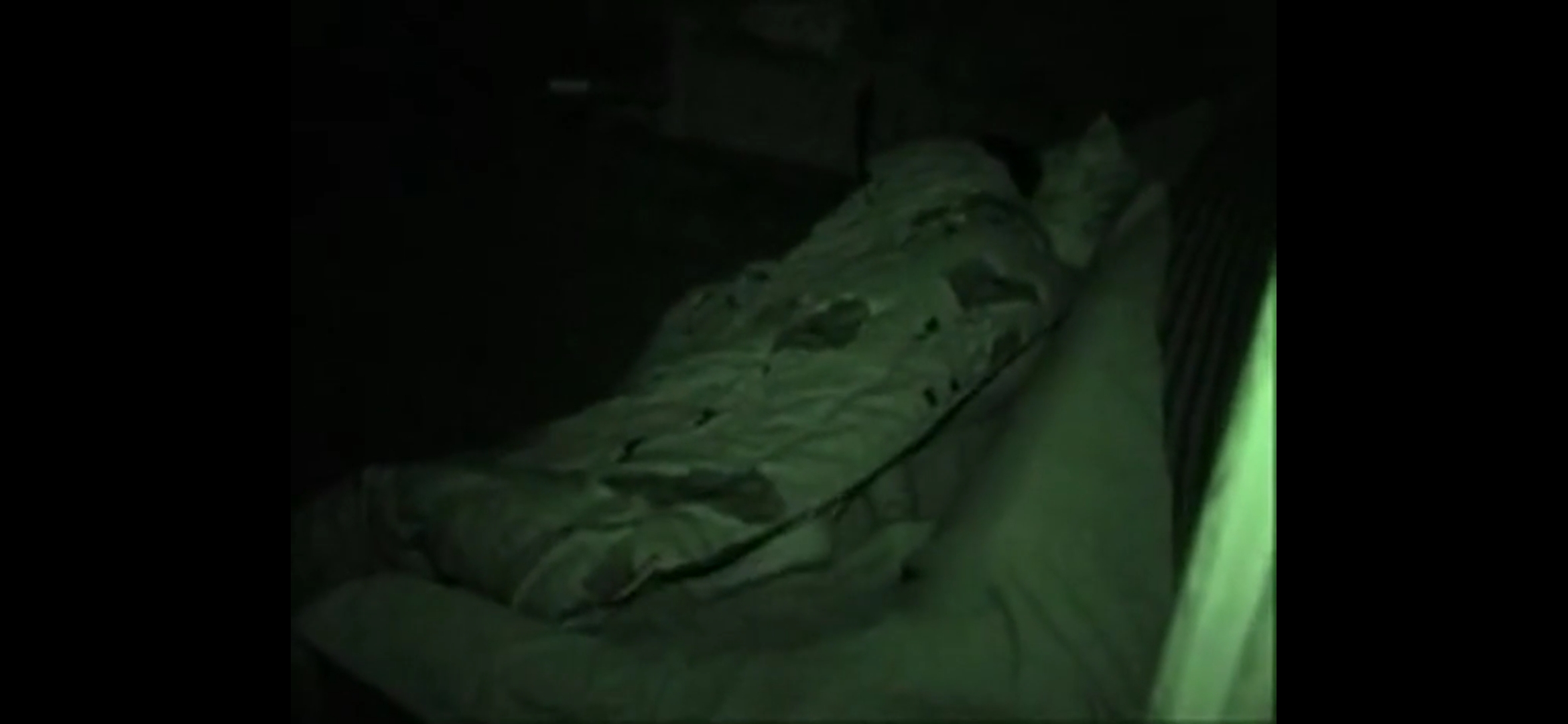 白领妈妈应酬领导喝得烂醉醉回家睡觉，半夜儿子偷摸进去玩弄醉酒的妈妈！