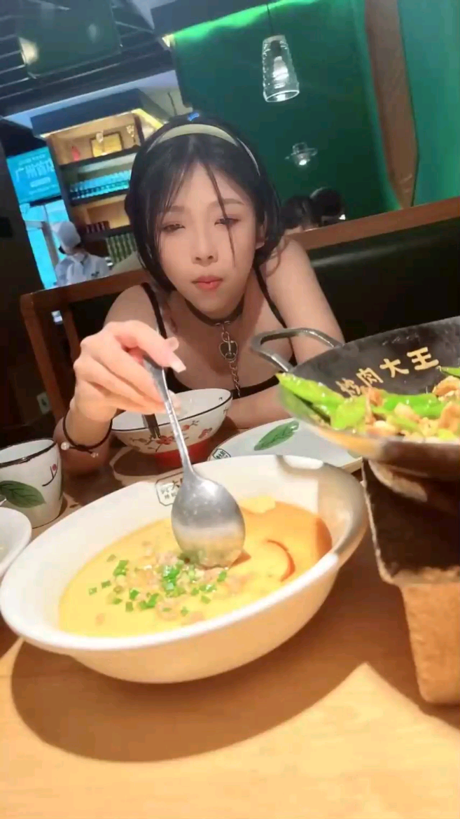 包皮屌变态金主调教母狗！户外露出喝尿打得遍体鳞伤。