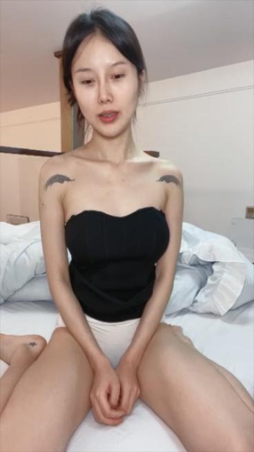【撸管佳作，绝对精品】贤惠苗条美女！干完家务秀一波！细腰大长腿，多毛骚穴，男友假吊抽插，翘起美臀后入，浴室洗澡湿身诱惑