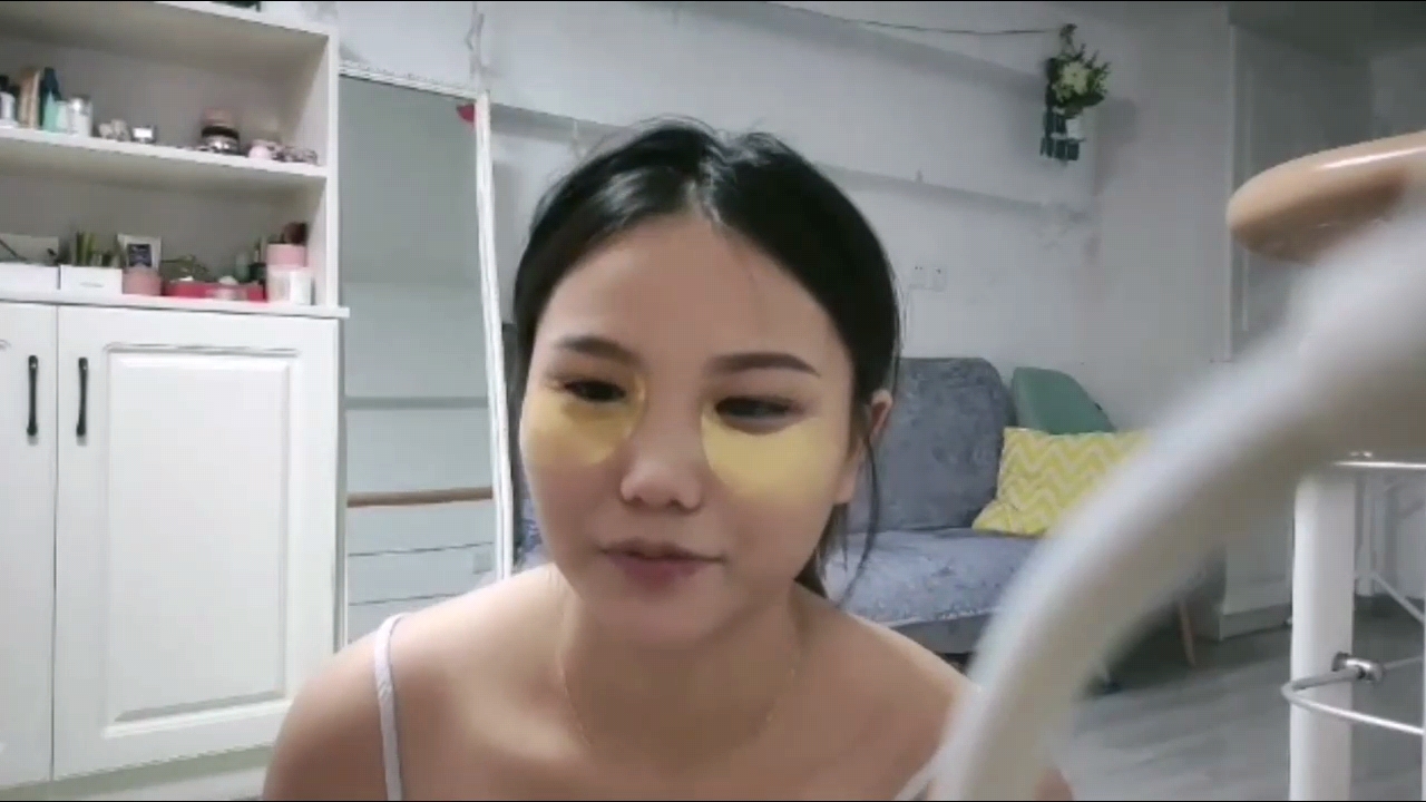 荡妇叫来情人来家里做爱操逼，奈何男的鸡巴不给力啊，女的没操满足！