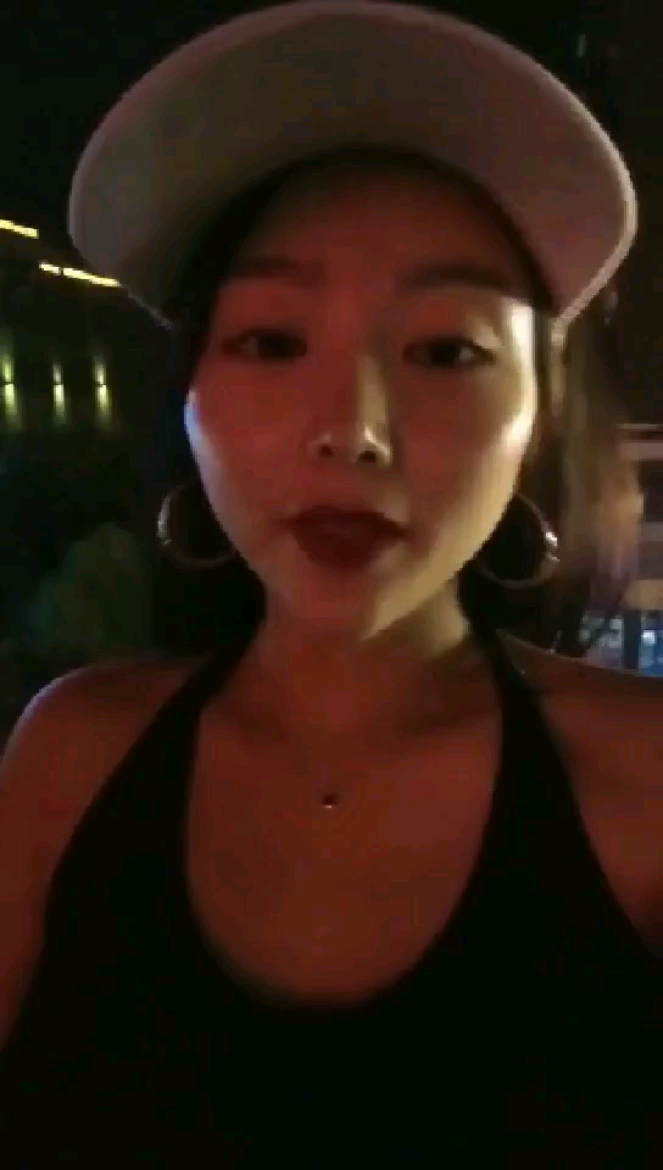 【渣女来袭】饥渴美女户外勾引年轻小哥车震！