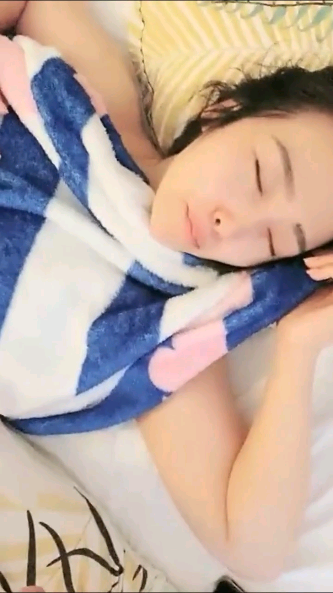 风骚御姐粉穴长腿诱惑，公寓内吃喝玩乐连干两炮!