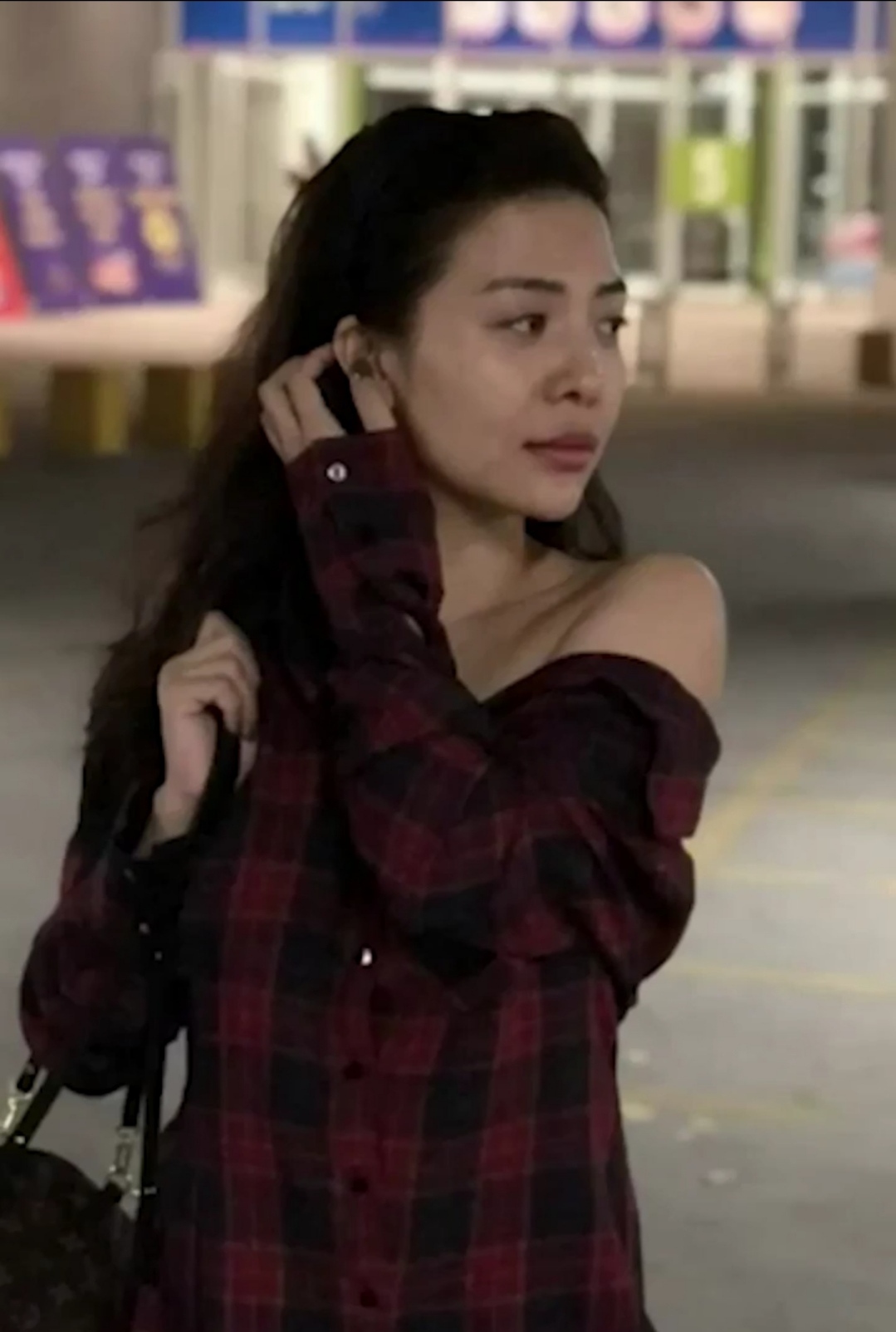 年轻貌美后妈和儿子在三亚旅游偷情乱伦，后妈被舔骚逼扭动着骚屁股，“儿子，妈妈骚吗，喜欢操妈妈吗？”