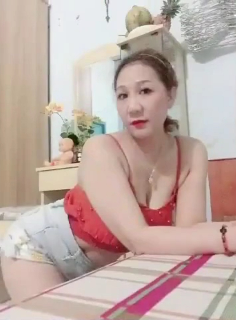 有恋母清洁的儿子和老妈乱伦视频泄露，妈妈翘起来大屁股，主动求儿子插入！