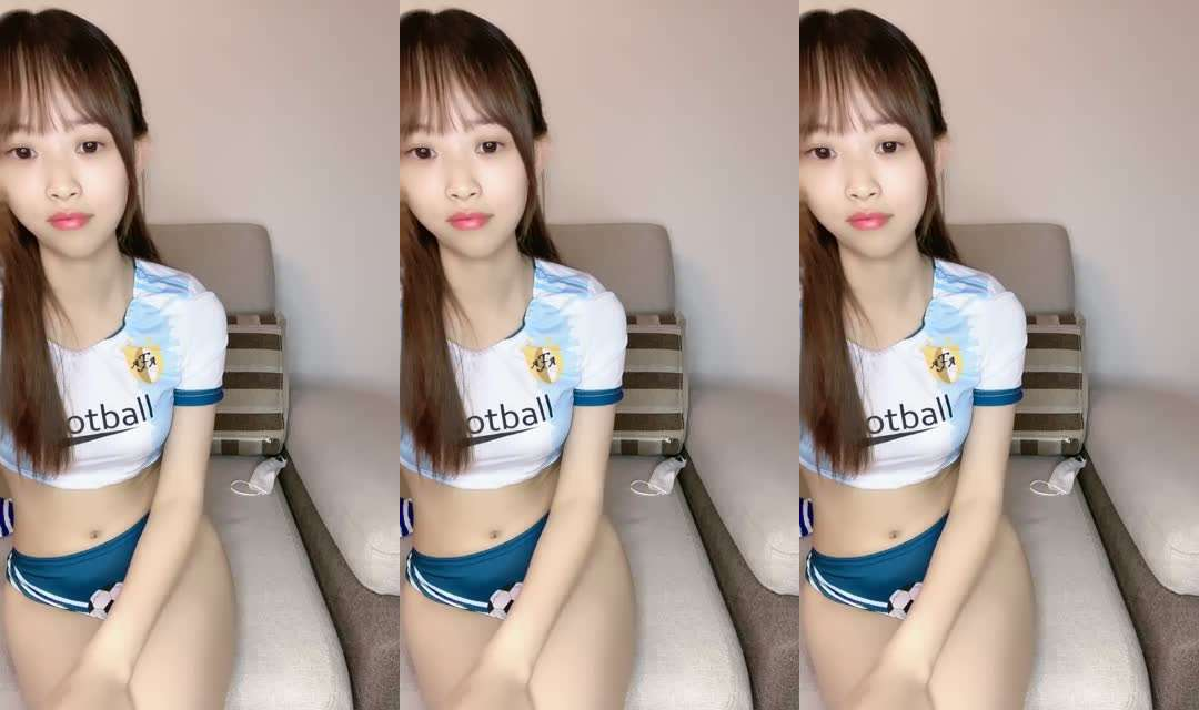 躺沙发两个妹子轮流操，超嫩美穴流出白浆