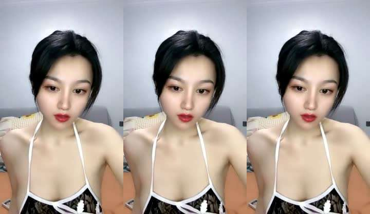 甜妹一边摇晃奶子，一边自慰