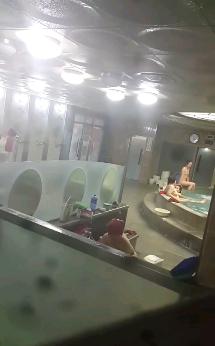 潜入洗浴中心偷拍排队搓澡的妇女听他们唠嗑 ！