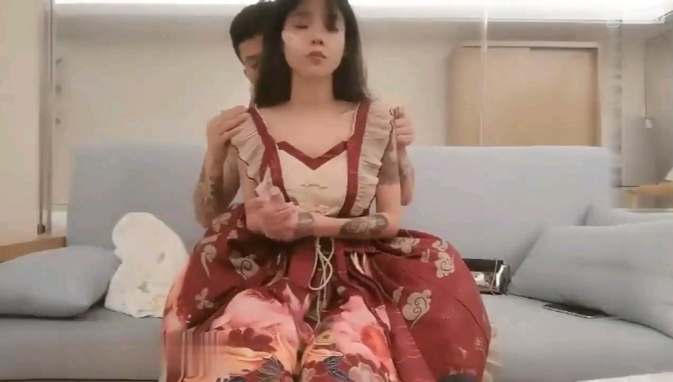 长相甜美花臂纹身妹子脱掉裙子口交后入抽插骑乘！！