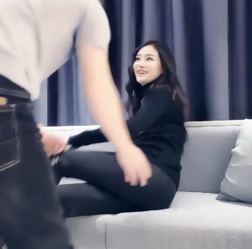 【偷拍操逼超模】超级精彩刺激对白，网约175大长腿美女模特，超近距离高清观看操逼。