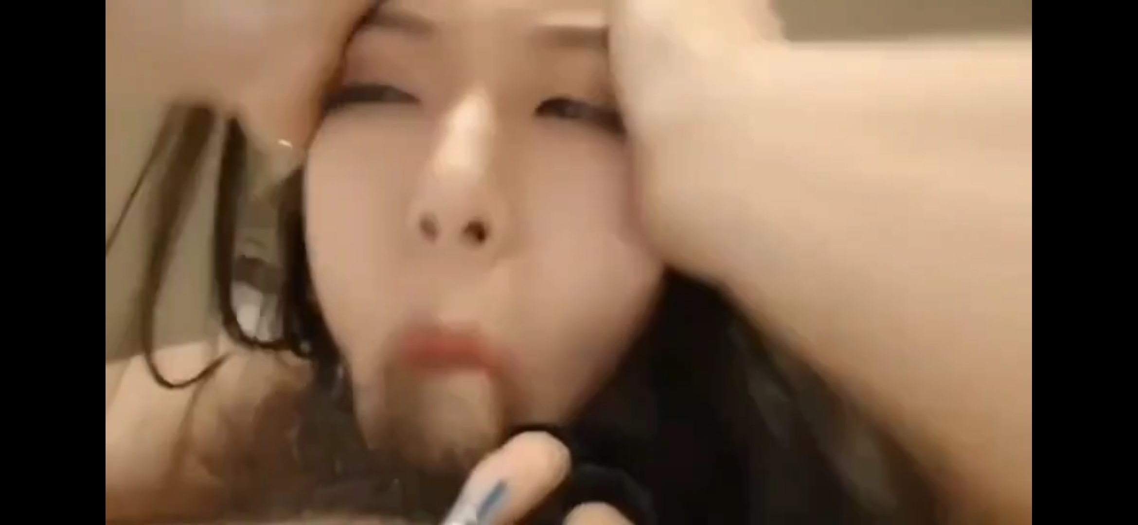 弟弟青春期看黄色小说被姐姐发现了，姐姐就手把手给弟弟教学性教育知识！