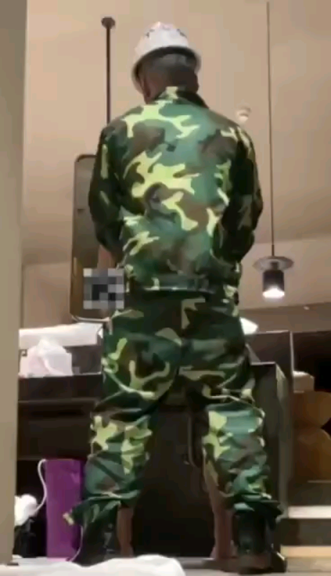 男同酒店成功勾引修水管的师傅!