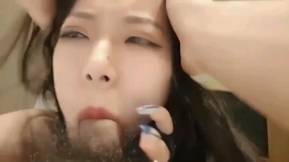 “我爱吃鸡巴，你鸡巴好臭”网红脸小太妹是个淫语轰炸机，越是操她越是粗口最后内射！