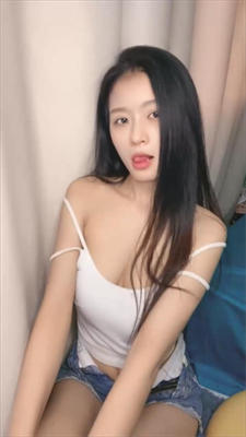 【撸管佳作，绝对精品】邻家型的甜美长腿女神【九头身身材】罕见打炮还被内射了，逼非常粉嫩，内射后还自慰喷水了 好多泡沫