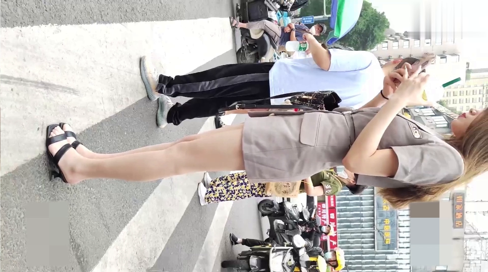 丝袜美乳长腿高跟美女裸露美乳半球与骚裙底