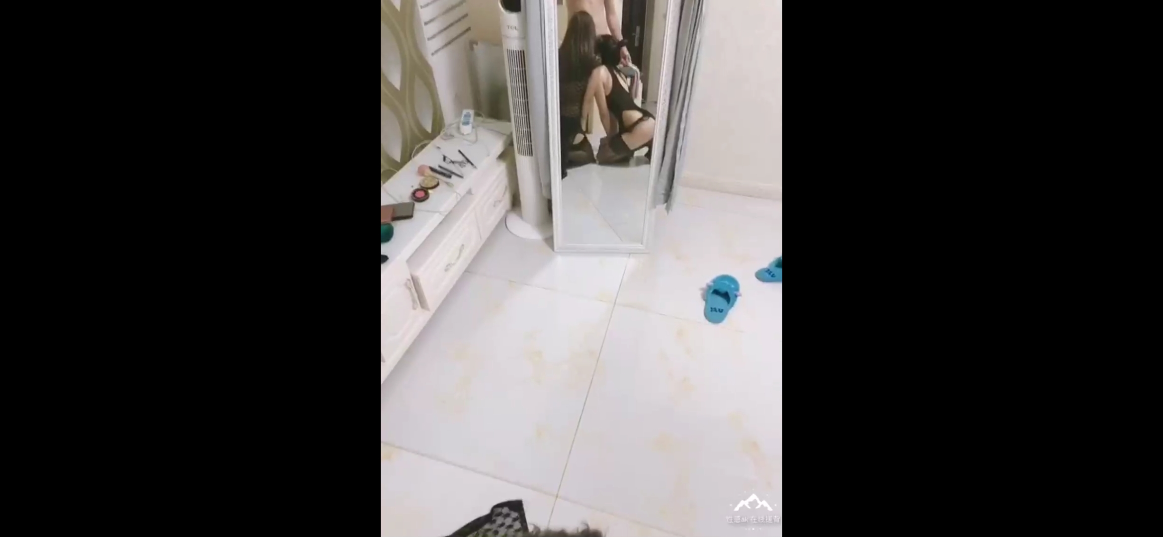 百度云私密调教视频泄露，双飞调教两个性感情趣内衣大学生小母狗！