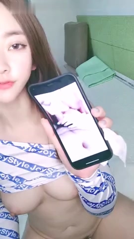 很久没播极品颜值女神 回归后依旧那么骚 撩起衣服露美乳 奶头也是粉的