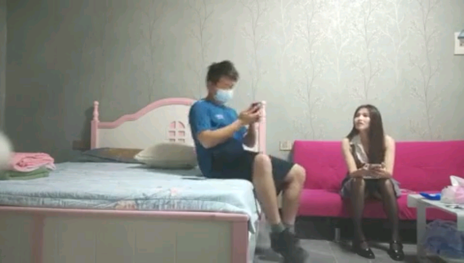 本人比照片漂亮，黑丝美腿高跟鞋，69姿势口交活很棒!