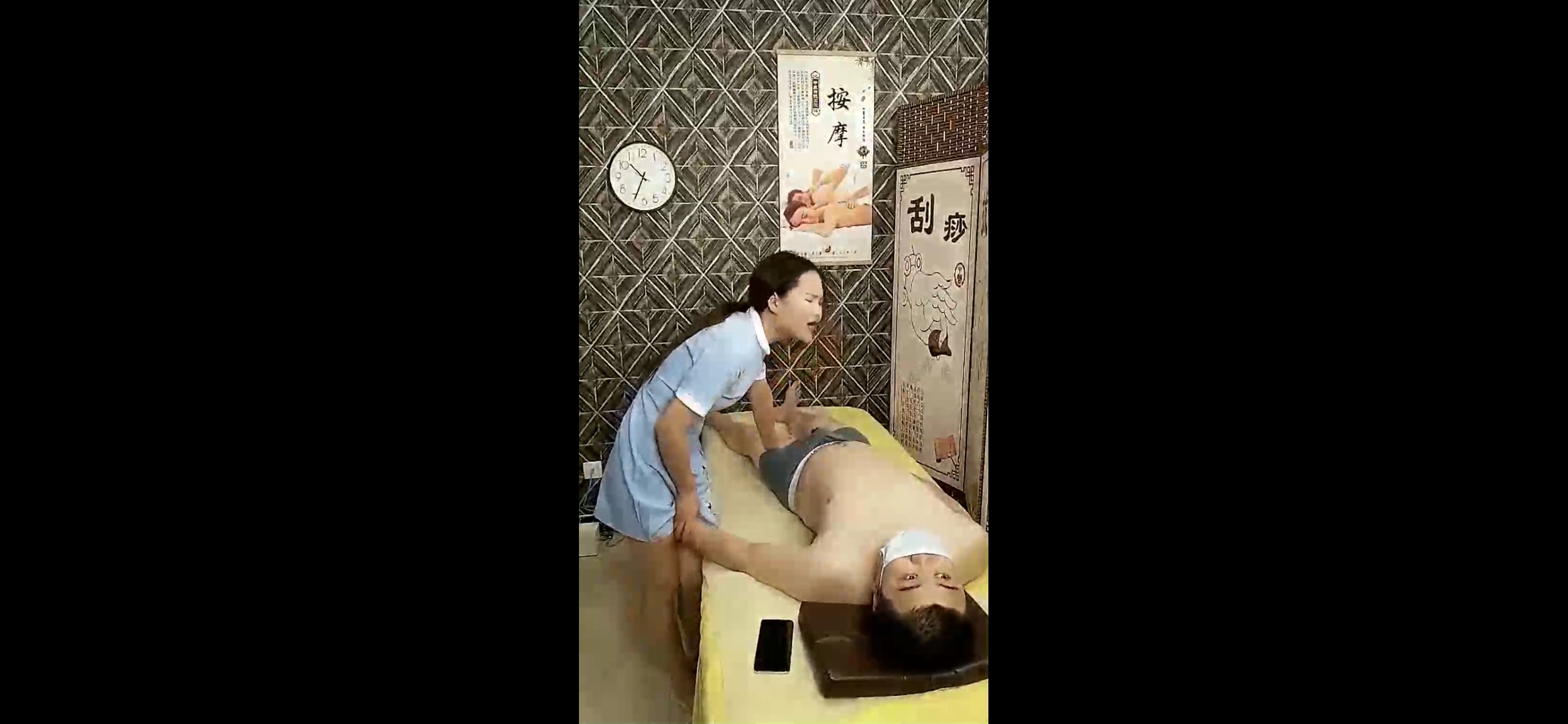 漂亮小少妇技师，一颦一笑风情无限，按摩一会儿就直接开始啪啪干了起来，激情刺激香艳！