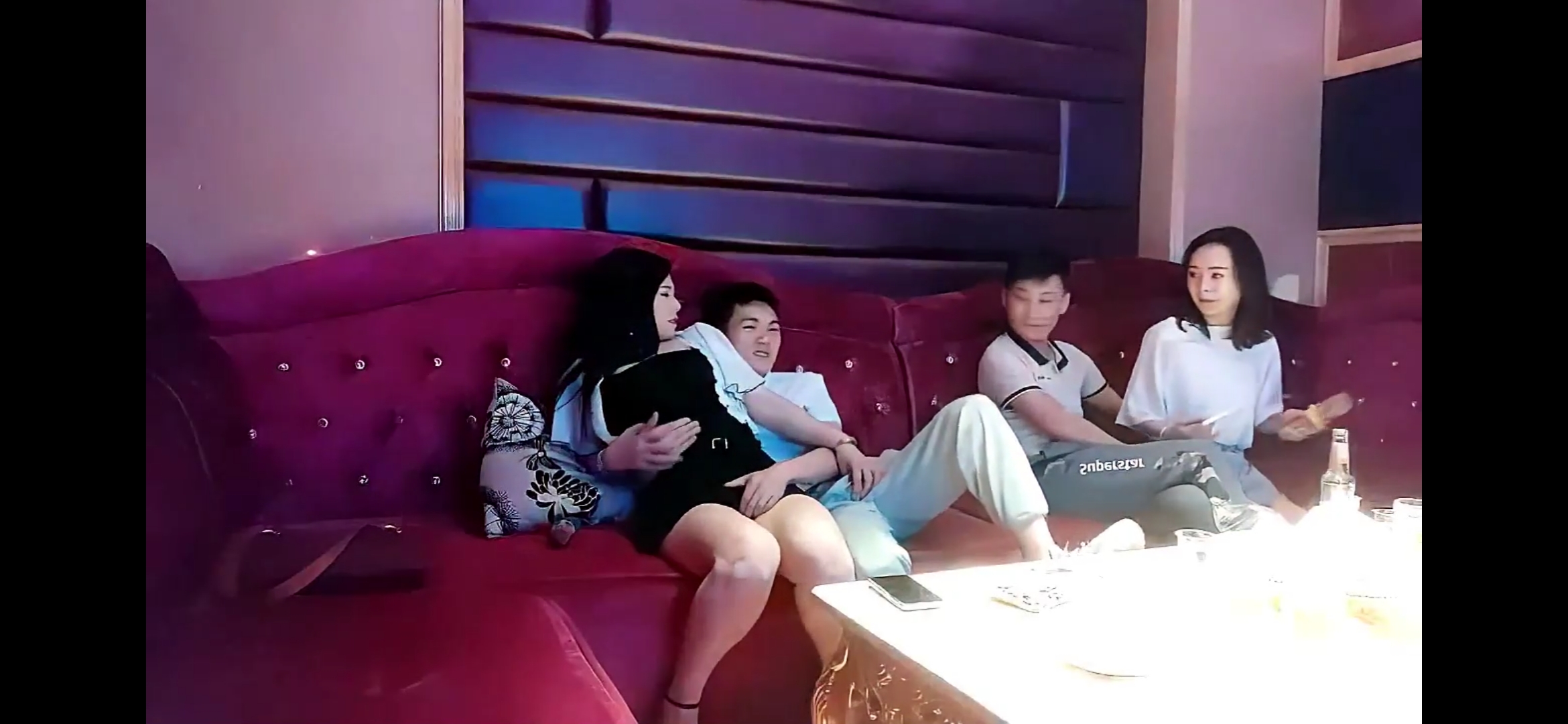 KTV探花深夜场，叫了两个妹子一人一个，沙发上翘起屁股后入撞击，抬起双腿猛操得大奶子晃动！