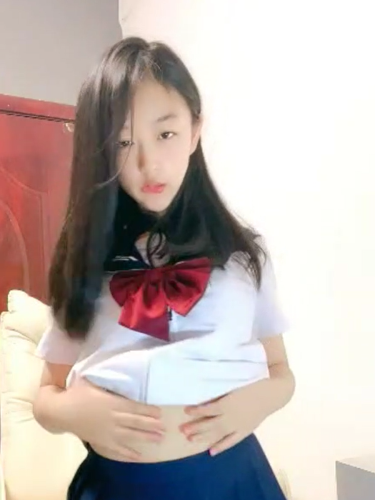 学生制服甜美嫩妹！撩起衣服裙子自摸张开双腿特写粉穴，手指插入猛扣娇喘呻吟很享受
