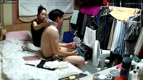 年轻情侣被房东偷拍