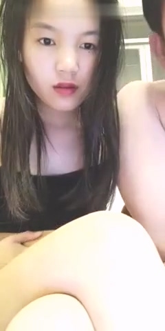 年轻漂亮小嫩妹吸精小骚骚男女啪啪和大叔口交