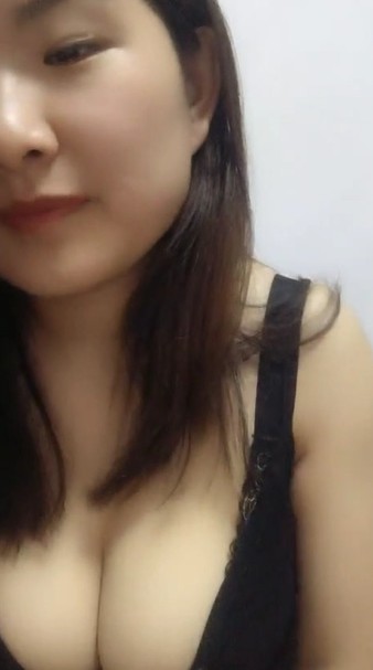 丰满身材巨乳妹子自摸秀椅子上掰开逼逼手指插毛毛较多很是诱惑