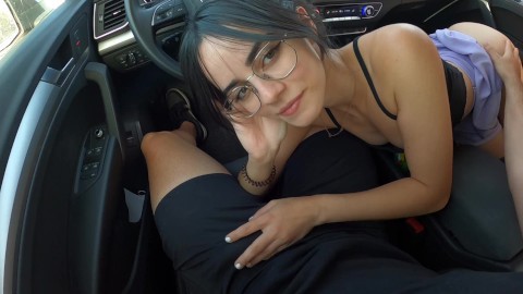 可爱的婊子得到一嘴的鸡巴。