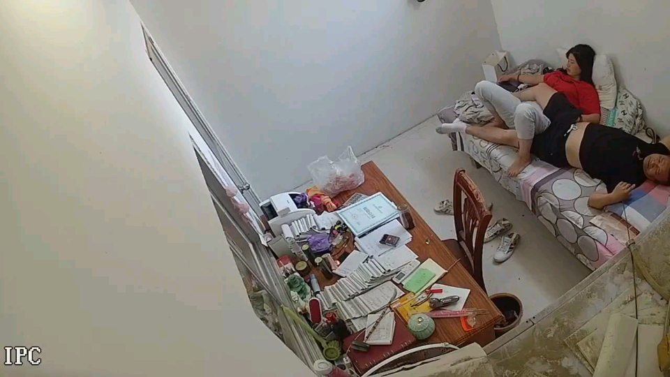 漂亮女老师在值班休息室与校领导！