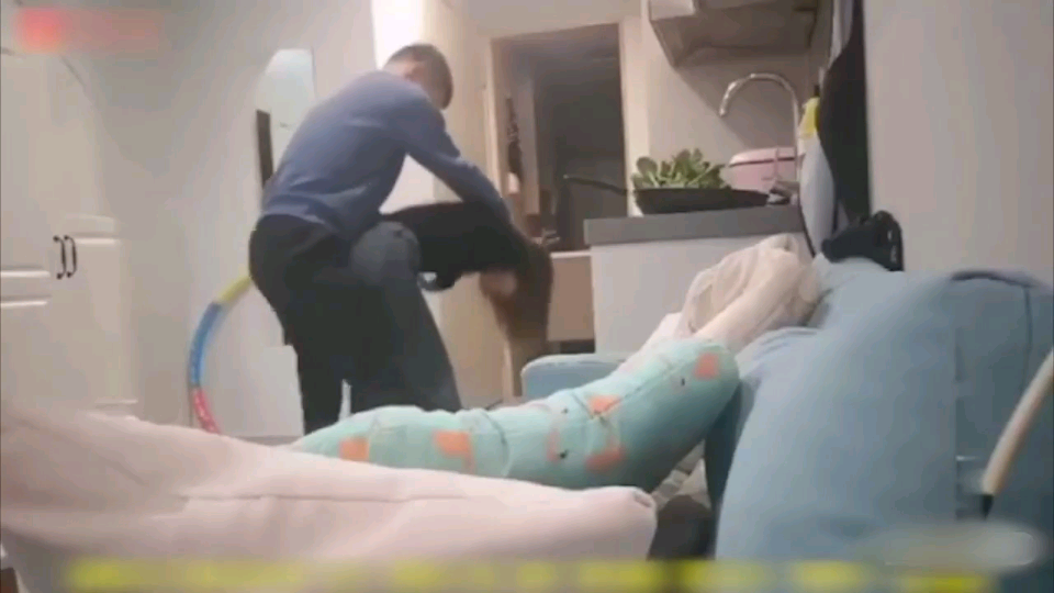 公司经理闯进员工单身宿舍强行跟已婚少妇做爱！