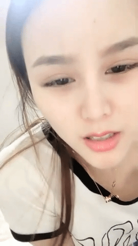 （撸管必备）小骚逼好痒苗条小少妇居家自慰，毛毛浓密性感假吊自慰高潮