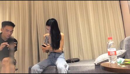 高颜值牛仔裤低胸小姐姐到酒店约会_温柔痴缠用力抱住好爽好销魂