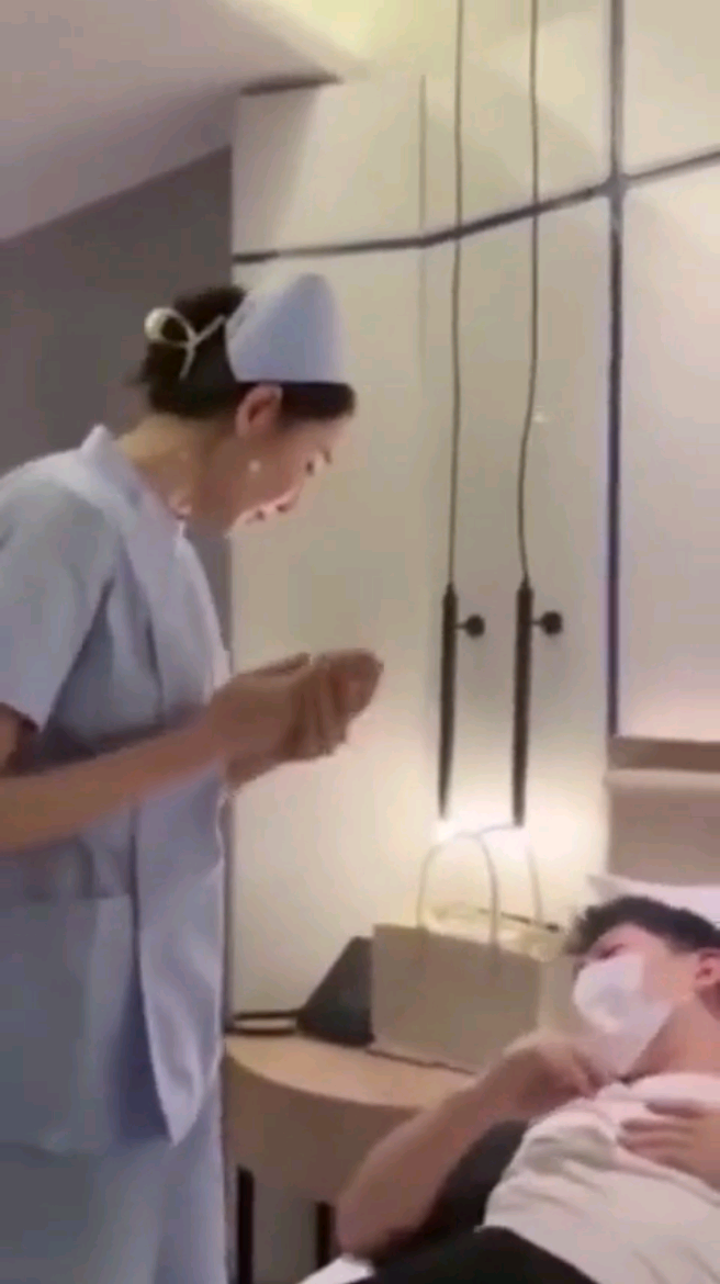 叫了个上门打针的护士没想到是个变态狂，羞辱辱骂踩鸡虐嘴足交踩射！