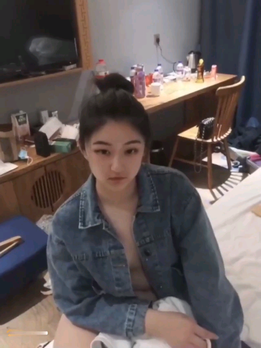 微胖美女背着男友在酒店与炮友约炮全程露脸!